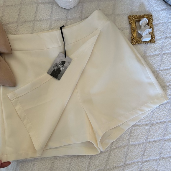 Asymmetric skort off white colour - Picture 2 of 6